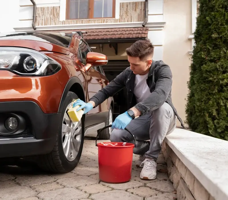 Lavage auto à domicile Sibiril : professionnel intervenant sur un véhicule